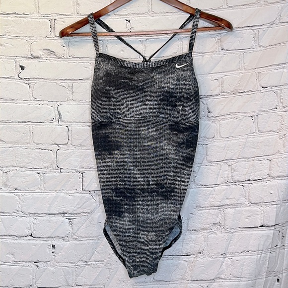 Nike One-Piece Black & White Swimsuit Brand New W/Tags - Picture 1 of 12